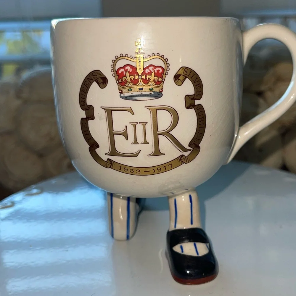 Carlton Ware  - Silver Jubilee‎ Commemorative Kneeling Mug Queen Elizabeth II